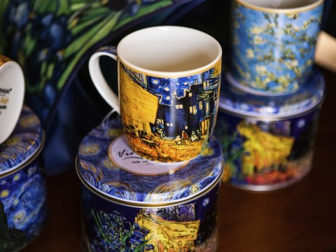 Kubek w puszce - V. van Gogh, Taras kawiarni w nocy (CARMANI) Kubek w puszce - V. van Gogh, Taras kawiarni w nocy (CARMANI)